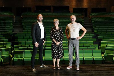 Leder af kultur i MCH, Nicki Quist (t.v.), og de to frivillige Helle Nørgaard og Casper Fryd Rækjær på scenen i MCH Herning Kongrescenter - det er dog kun sidstnævnte, der er vant til at stå på scenen foran publikum. Casper Fryd Rækjær medvirker som skuespiller, sanger og danser i MCH’s musicals, mens Helle Nørgaard plejer at befinde sig lidt ovenover det hele, som den der styrer en følgespot fra »broen«. Foto: Henrik Ole Jensen