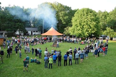 Vejret artede sig, og mange mødte op til spejdernes sankthansfest. Foto: Privatfoto