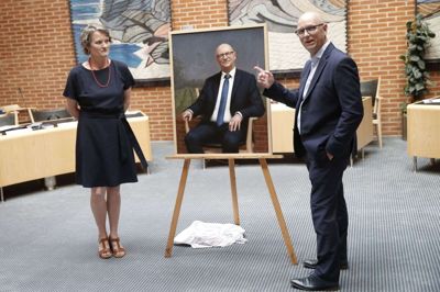 Tidligere borgmester og nuværende folketingsmedlem Carsten Kissmeyer (V) sammen med sit portræt og kunstneren bag, Anne Koldsø. Foto: Flemming Hansen