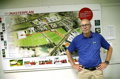 Jan Rahbek har boet 19 år i Ikast og er stadig imponeret over byens stærke idrætsliv. Her står koordinatoren for Sportscampus Ikast-Brande foran den omfangsrige Masterplan, der viser de mange ideer og planer, der er for fremtiden. Foto: Flemming Hansen