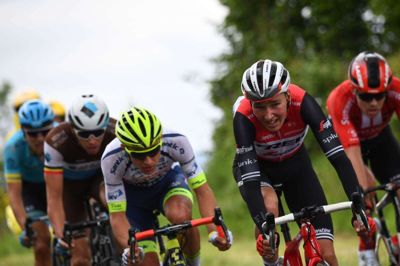 Niklas Eg (hvid hjelm), der er født og opvokset i Kibæk, kører sin anden sæson på Trek-Segafredo, hvor han er hjælperytter. Her er han i udbrud på første etape af Critérium du Dauphine i forrige uge. Foto: Ritzau Scanpix
