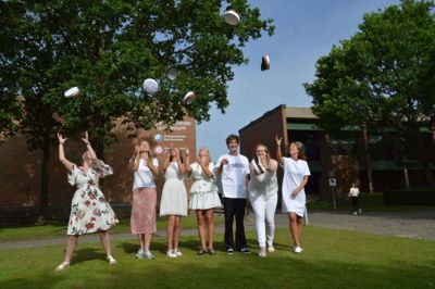 De første syv studenter fra Ikast-Brande Gymnasium er klar til et liv uden skema og lektier. Foto: Laila Kempel