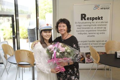 Nina Simone Cortsen Lund blev den første student fra HF-Uni i Herning, som rektor Anne Vandsø Madsen kunne lykønske. foto: privatfoto