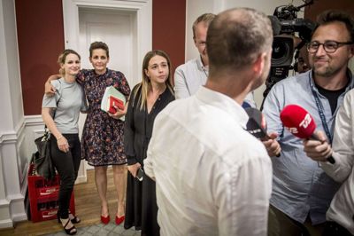 Pernille Skipper fra Enhedslisten og Pia Olsen Dyhr fra SF står tæt mens Morten Østergaard fra det De Radikale taler med pressen efter sene regeringsforhandlinger på Mette Frederiksens kontor på Christiansborg. Foto: Mads Claus Rasmussen/Ritzau Scanpix