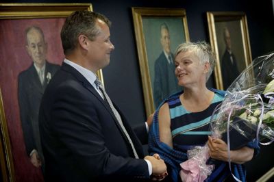 Korleder Dorte Bille takkede borgmester Lars Krarup for modtagelsen af Herning Kommunes Kulturpris for 2018. Foto: Flemming Hansen