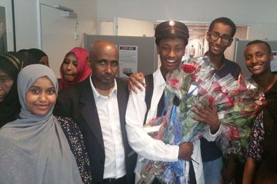 Ubeyd Ali med studenterhue, søskende og forældre på Herning Gymnasium. Alle hans søskende er i gang med eller har fået uddannelse og job. foto: jesper Wind