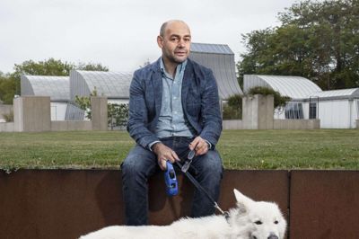 Et års tid efter at Admir Muratovic var kommet til Danmark, fik han kontakt til sin familie i Bosnien. De har genopbygget huset i den by, de boede i, og har det godt. Foto: Maja Nydal Eriksen