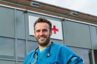 Læge og ph.d. Anders Møllekær, Akutafdelingen i Hospitalsenheden Vest og Center For Akutforskning på Aarhus Universitet, skal forske i smertebehandling på hospitalers akutmodtagelser. Foto: PR-foto