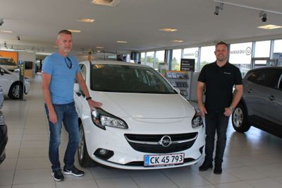 Ole Bødtker Hansen (t.v.) blev vinderen af de 80.000 kroner, som var på højkant i en konkurrence til Biler by Night. Pengene supplerede købet af en ny Opel Corsa, som den heldige vinder torsdag fik leveret af Johnny Hansen fra Uggerhøj Herning. Foto: Lene Toksvig
