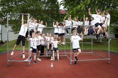 Til daglig træner de hver for sig for at blive bedre til deres idræt, men talentklassen 7.x fra Skolen ved Sønderager kan også vinde i fællesskab. Det beviste de til finalen ved Skole OL, hvor de vandt den samlede konkurrence i atletik. Foto: Tom Laursen