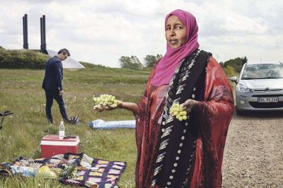Madina Mahamoud Roble er 59 år og social- og sundhedshjælper. Hun kom til Danmark som flygtning fra Somalia i 1994. Hun bor i Herning med sine seks børn. Manden i baggrunden er Hozan Ibrahim, kurdisk syrer, og han er også en af de herningensiske flygtninge i »100% Fremmed«. Foto: Maja Nydal Eriksen