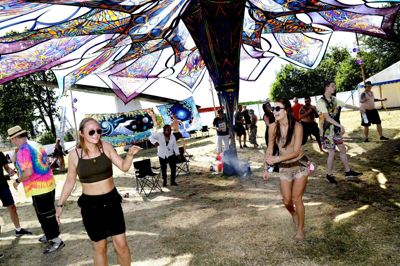 Sådan så der ud på dansegulvet under det farverige klæde, da Shiva Spirit Festival sidste år gæstede udendørsarealerne ved Heart. Foto: Henrik Ole Jensen