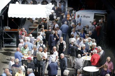 Allerede kort efter klokken 11 var det svært at finde en ståplads i baggården til Mediehuset Herning Folkeblad. Det fantastiske fremmøde viser, at avisen stadig binder byen sammen efter 150 år i Herning. Foto: Henrik Ole Jensen