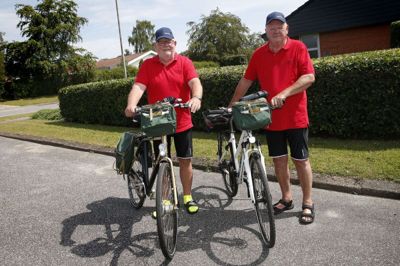Poul Rosenvinge Nissen og Christian Jensen flytter i næste uge herrecyklerne fra deres villaer i Gjellerup til Søndervig, hvorfra de begynder en 400 kilometer lang cykeltur til Skagen. Foto: Flemming Hansen Flemming Hansen