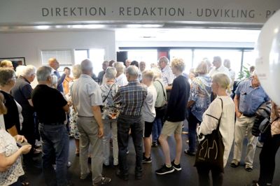 I en tid før pandemien stod folk tæt under rundvisningerne på Folkebladet. Lige nu er der coronapause for de mange, der gerne vil høre mere om hverdagen i et mediehus. Foto: Henrik Ole Jensen