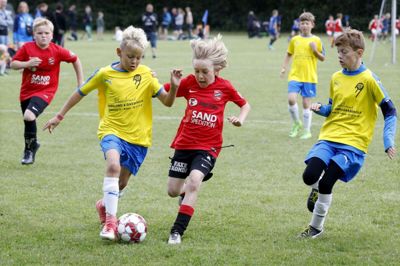 Marcus Hoffensetz Laursen fra Kibæk (i midten i rød trøje) gik sammen med sit hold til den til cuppen, men det ikke nok til sejr over Aulum IF. foto: Henrik Ole Jensen henrik ole jensen