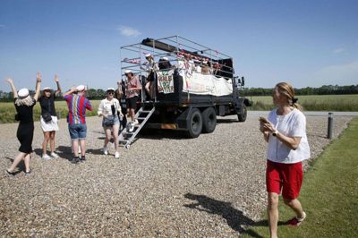 Glade studenter og studenterkørsel hænger normalt uløseligt sammen. Sådan så det ud sidste år, da en flok studenter var på tur til Snejbjerg. Foto: Flemming Hansen