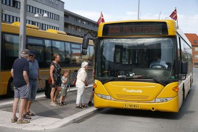 Der var flag på taget og information foran på bussen om, at der var nye køreplaner og ruter for bybusserne i Herning. Passagererne kunne køre gratis i tre timer og komme gratis på museum, besøge Baunekirken eller se Herning Højskole fra oven. Foto: Flemming Hansen Flemming Hansen