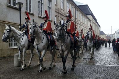 Heste og ryttere fra Gardehusarregimentets Hesteskadron vil gå i optog fra Landsskuepladsen til Herning midtby 3. juli. Foto: PR-FOTO