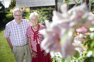 Herning Folkeblad er en integreret del af hverdagen i Inge-Lise og Immanuel Fuglsangs liv og har været det i mange år, derfor har de naturligvis også været med til at fejre avisens 150-årsjubilæum. Det er anden gang, Immanuel Fuglsang bliver interviewet til avisen. Da Folkebladet fyldte 100 år, var han en af de læsere, der blev interviewet af journalistelev Helge Sander under overskriften »Avisen ... og de unge«. Dengang sagde han: »For mit vedkommende læser jeg avisen hver dag. Og jeg tror de fleste slaar op i avisen, men det er nok de færreste, der gaar i dybden«. Foto: Tom Laursen