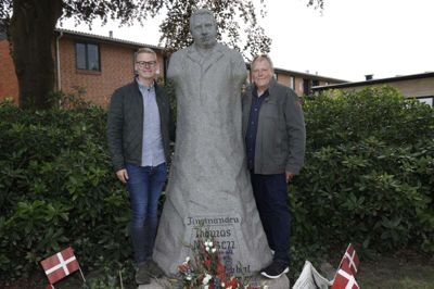 Th. Nielsens tiptipoldebarn, Andreas Nielsen (t.v.) var med sin far, Thomas Nielsen, forbi den statue, der er rejst for politikeren Th. Nielsen, som i går for 150 år siden stiftede Herning Folkeblad. Foto: HENRIK OLE JENSEN