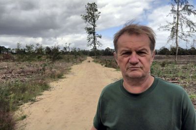 Bestyrelsesmedlem Bruno Sørensen fra Danmarks Naturfredningsforening undrer sig over, hvordan det kan gå til, at Rind Plantage ApS har fået lov til at lade flere tons bygningsaffald med indhold af miljøgiftene pcb og asbest tildække med sand, efter han havde gjort Herning Kommune opmærksom på problemerne. Foto: Bo Lundgaard Bo Lundgaard