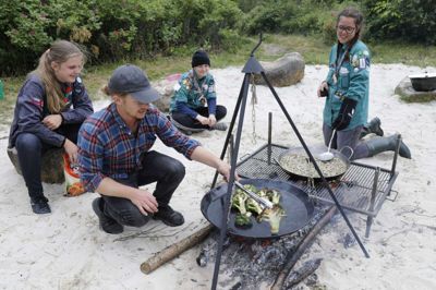 Billedkunstner og kok Søren Aagaard vendte de røgede broccoli på panden over bål. Forinden var de blevet røget i et døgns tid for at få en smag af bacon. Foto: Henrik Ole Jensen
