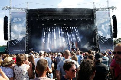 Herning Folkeblad er hovedsponsor for Herning Rocker og har kæmpe-bannere med sloganet »Tryk på musikken - musikken på tryk« hængt op på den store scene. Her er det 2018, hvor Infernal fyrer den af. Foto: Flemming Hansen
