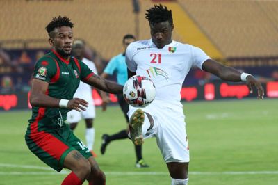 Sory Kaba (t.h.) spiller aktuelt Africa Cup of Nations for Guinea. Han er startet inde i alle Guineas kampe og scorede mod Madagaskar. Foto: Ritzau Scanpix