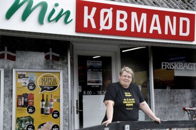 Hos Min Købmand i Hodsager kæmper man med at holde udgifterne nede - blandt andet ved at holde totredjedele af lyset slukket. Foto: Henrik Ole Jensen