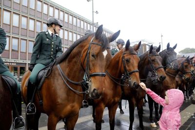 Gardehusarernes heste blev kløet, klappet og aet i går, da hesteskadronen red ind på Torvet i anledning af Landsskuet. Charmeoffensiven varede cirka 20 minutter, inden heste og ryttere red retur til Landsskuepladsen. Foto: HENRIK OLE JENSEN