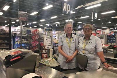 Mona Sørensen (t.v.) ved kassen i Føtex i Herning sammen med Gitte Jensen. Mona Sørensen bor alene i Herning, men hun har en kæreste og fire børn. Børnene er voksne, og de er alle fløjet fra reden. De to af børnene bor også i Herning, og så har hun et barn lidt uden for Videbæk og et andet i Randers. Når hun har fri, går hun lange ture med sin hund og slapper af.