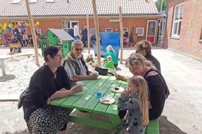 Der var ekstra hygge med kaffe, kage, saftevand og is, da Troldhede Børnehus indviede den nye legeplads. Foto: Privatfoto