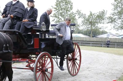 Den nyudnævnte minister Mogens Jensen (S) ankommer til den officielle åbning af Landsskuet i hestevogn, hvor han på talerstolen var i så godt humør, at han også kunne drille borgmester Lars Krarup (V): - Det er jo kun her i Herning, hvor man på Landsskuet kan se både grisevæddeløb, lave pølser på værksted, få præsenteret sædaftapning og køre i hestevogn med Lars Krarup på et og samme sted, jokede Mogens Jensen. Foto: Henrik Ole Jensen henrik ole jensen