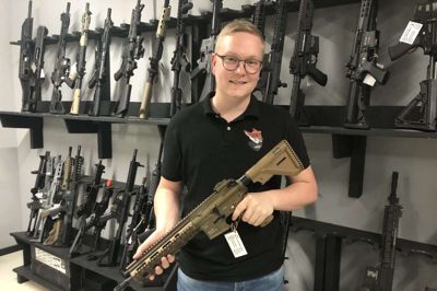 Airsoft-våben fås fra de billige til et par hundrede kroner til de dyre til 5000 kroner. Kenneth Storm Jessen mener, at en del af Handelshusets succes skyldes, at her kan kunderne røre ved det hele. foto: Henrik Lind Jørgensen Henrik Lind Jørgensen