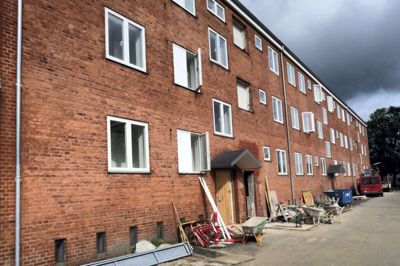 Nedrivningsfirmaet BR Miljøtech er igen i søgelyset for mangelfuld håndtering af asbest - denne gang på Fyn. Firmaet blev også massivt kritiseret, da firmaet arbejdede på Fruehøjgårds byggeplads på Brorsonsvej i Herning. Men det husker virksomhedens direktør, Henrik Beier Jessen, ikke, fremgår det af en artikel TV 2 Fyn. Foto: Bo Lundgaard