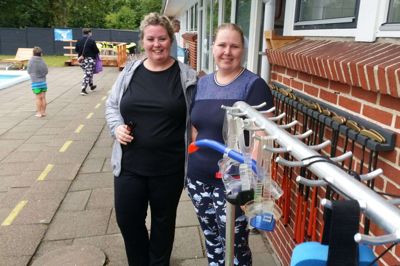 Bettina Wellejus og Rikke Kristensen (t.v.) var lørdagens frivillige, der gav en hånd med, da Ilskov Friluftsbad lagde vand til skolebørnenes Aktiv Ferie. foto: jesper wind Jesper Wind