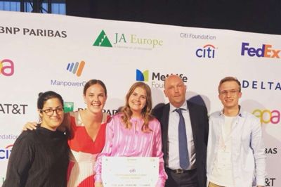 Lars Seynaeve og Amal Gomersall fra juryen med de unge iværksættere fra Herningsholm Gymnasium Anna Bech, Julie Lilleskov, og samarbejdspartner Kevin Alban Jensen. Foto: Privat