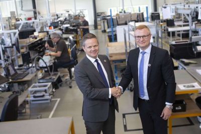 Onsdag blev medarbejderne på KK Wind Solutions orienteret om virksomhedssalget. Chlinton Arendal Nielsen, direktør i KK Wind Solutions, og Jan Thorsgaard Nielsen, investeringsdirektør i A.P. Møller Holding giver håndslag på handlen. Foto: Tom Laursen Tom Laursen