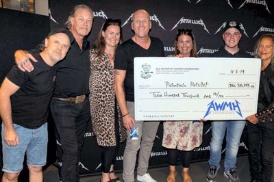 Potentialehotellet i Gjellerup fik i går 300.000 kroner af Metallicas fond - »All Within My Hands Foundation«. Fra venstre trommeslager Lars Ulrich, forsanger James Hetfield, souschef Majbritt Rosenkvist, værkstedsleder Jimmie Christensen, forstander Sisse Fjord Nielsen, beboer Mikkel Kvick, guitarist Kirk Hammett og Basist Robert Trujillo. Foto: PR-Foto PR-foto