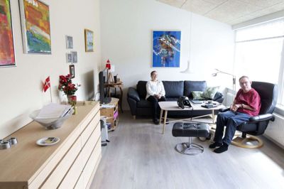 Kurt og Helle Antonsen nyder deres nye, store stue, som de fremhæver som noget af det bedste ved renoveringen. Foto: Tom Laursen
