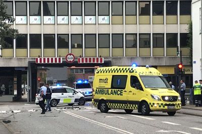 Politibil er kørt galt i krydset mellem Nygade og Nørregade i Herning, politiet er massivt til stede. Foto: Christina Yoon Petersen Politibil smadret