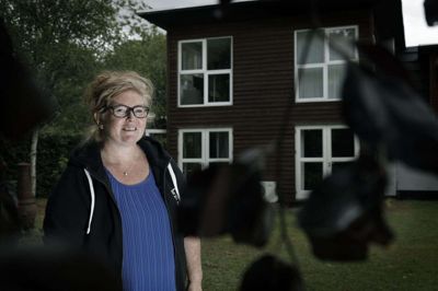 Pia Worm har boet i Skarrild siden 1991. Samme år hun blev gift med sin mand Frede. Siden er fire børn kommet til og huset på Sdr. Ommevej er blevet udvidet, da det til at begynde med kun var på 68 kvadratmeter. Hele familien skal i år holde ferie i Polen, hvor de har lejet et hus. foto: Henrik Ole Jensen