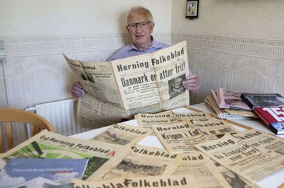 Flemming Brændgaard har arvet en del af sin samling fra sin farmor, der gemte aviser fra krigen oppe i et skab i entréen. Foto: Tom Laursen