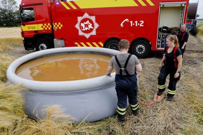 Gasflasken blev efter afkølingen lagt i et kæmpe bassin. Her skal den ligge til onsdag. Foto: Henrik Ole Jensen henrik ole jensen