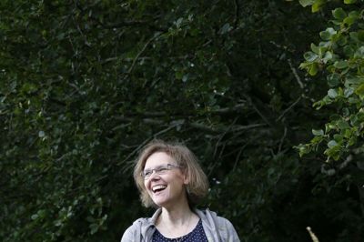Det er trygt at bo i Vind. Når der kører en bil forbi en, så ved man, hvor den hører til, fortæller Majbrit Plougmann. Foto: Flemming Hansen