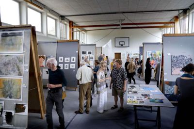 Hvis der ikke er andre i kommunen, der overtager opgaven, bliver det til sommer sidste gang, Ikast-Brande Kommune har værtskabet for International Art Workshop. Billedet her stammer fra gymnastiksalen på Gludsted Friskole, der i sommerferien fungerede som et stort fælles atelier for årets internationale kuld af kunstnere. Foto: Henrik Ole Jensen