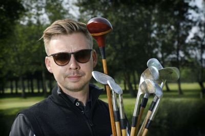 PGA Pro-træner hos Ikast Tullamore Golf Club, Dennis Willadsen, viser sit unikke golfsæt fra 1928 frem. Foto: Henrik Ole Jensen henrik ole jensen