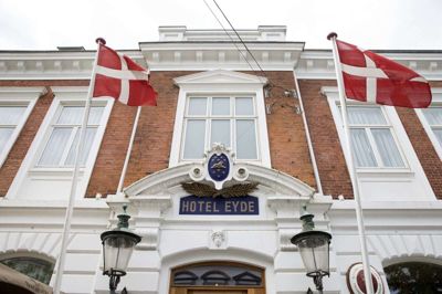 Der er grund til at flage på Hotel Eyde, som med købet af bygningen Søndergade 10 er i gang med en udvidelse fra 119 til 136 værelser. Foto: Tom Laursen