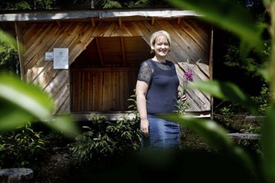 Dorthe Overgaard er stolt af Feldborgs hyggelige shelters. - De ligger med lidt skov i baggrunden, men ud til åbent land, hvor man sagtens kan være heldig at se nogle af de mange rådyr og dådyr, der lever i området, fortæller hun. Foto: Henrik Ole Jensen